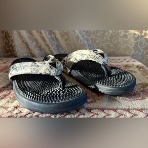 Kenkoh Spirit V Python Gray Sandals Orthotic Massage Flip Flops Women’s Size 11